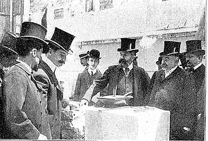 Pose de la premi&eacute;re pierre