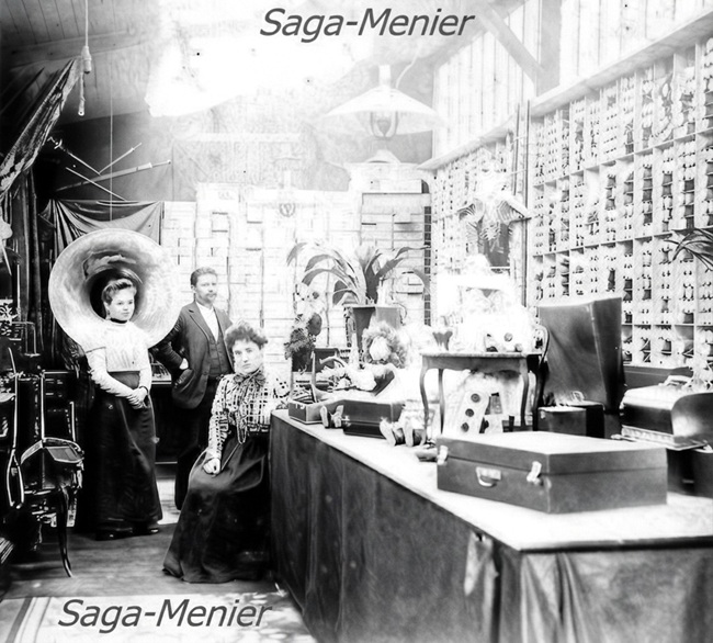 Henri Lioret dans son magasin � Montrouge